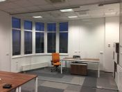 Delikatne i lekkie ścianki szklane z folią inteligentną