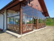 Osłony tarasowe na wymiar – plandeki z oknami