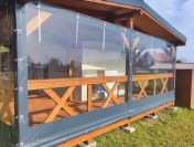 Zabudowa tarasu plandeką – trwała i estetyczna