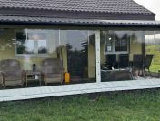 Osłona na taras przed wiatrem i deszczem – plandeka na wymiar