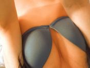 Ładna młoda czarnula. Zabawy online